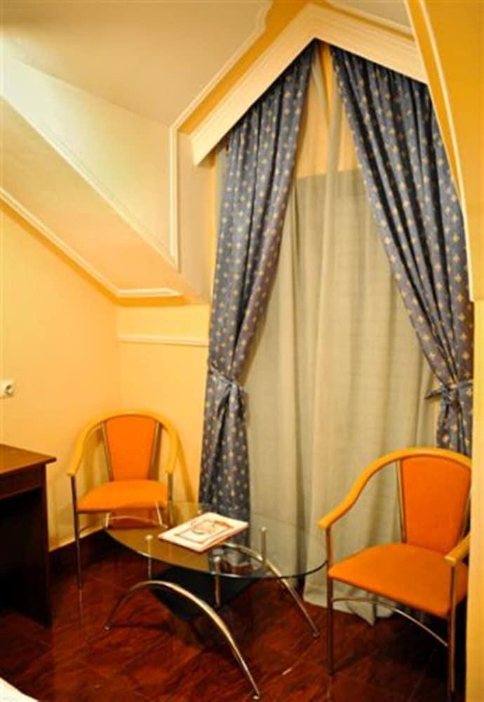 Hotel Evropa Подгориця Екстер'єр фото