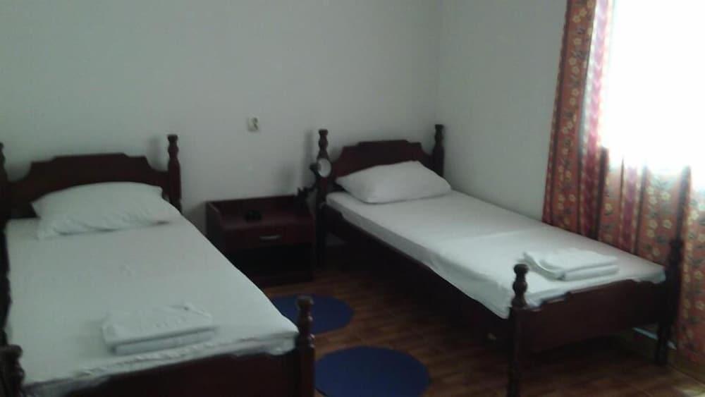 Hotel Evropa Подгориця Екстер'єр фото