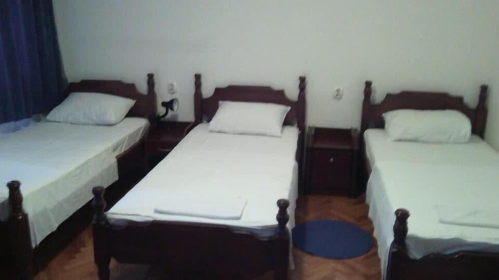 Hotel Evropa Подгориця Екстер'єр фото