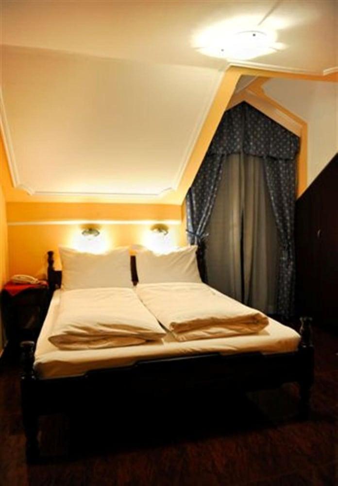 Hotel Evropa Подгориця Екстер'єр фото