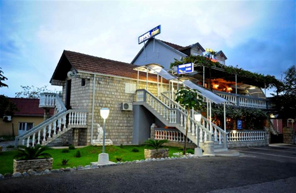 Hotel Evropa Подгориця Екстер'єр фото