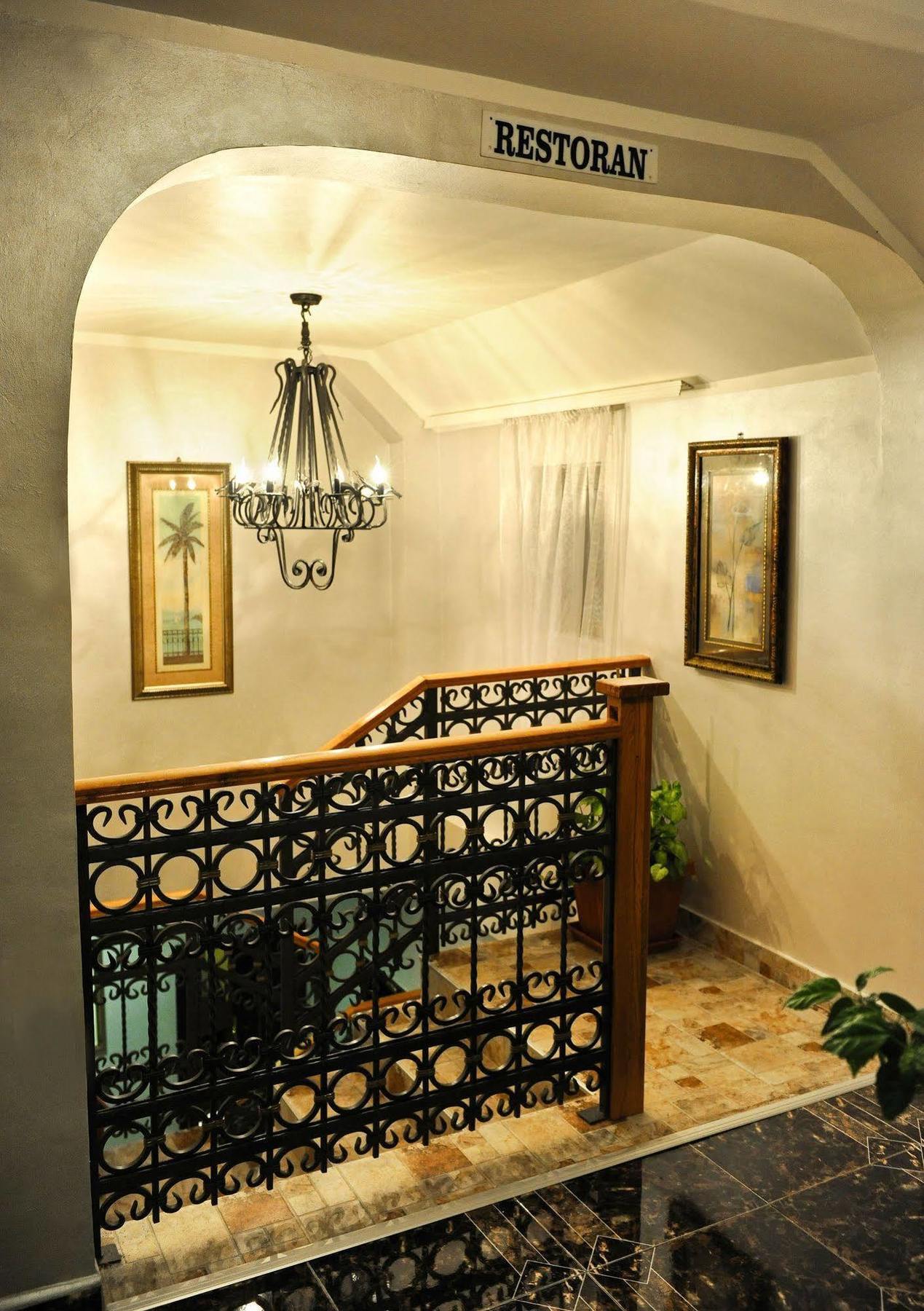 Hotel Evropa Подгориця Екстер'єр фото